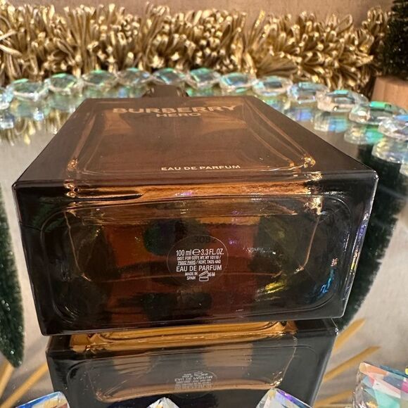 Burberry Hero Eau de Parfum - Sophistication in Every Drop (3.3 fl oz) - Picture 3 of 17